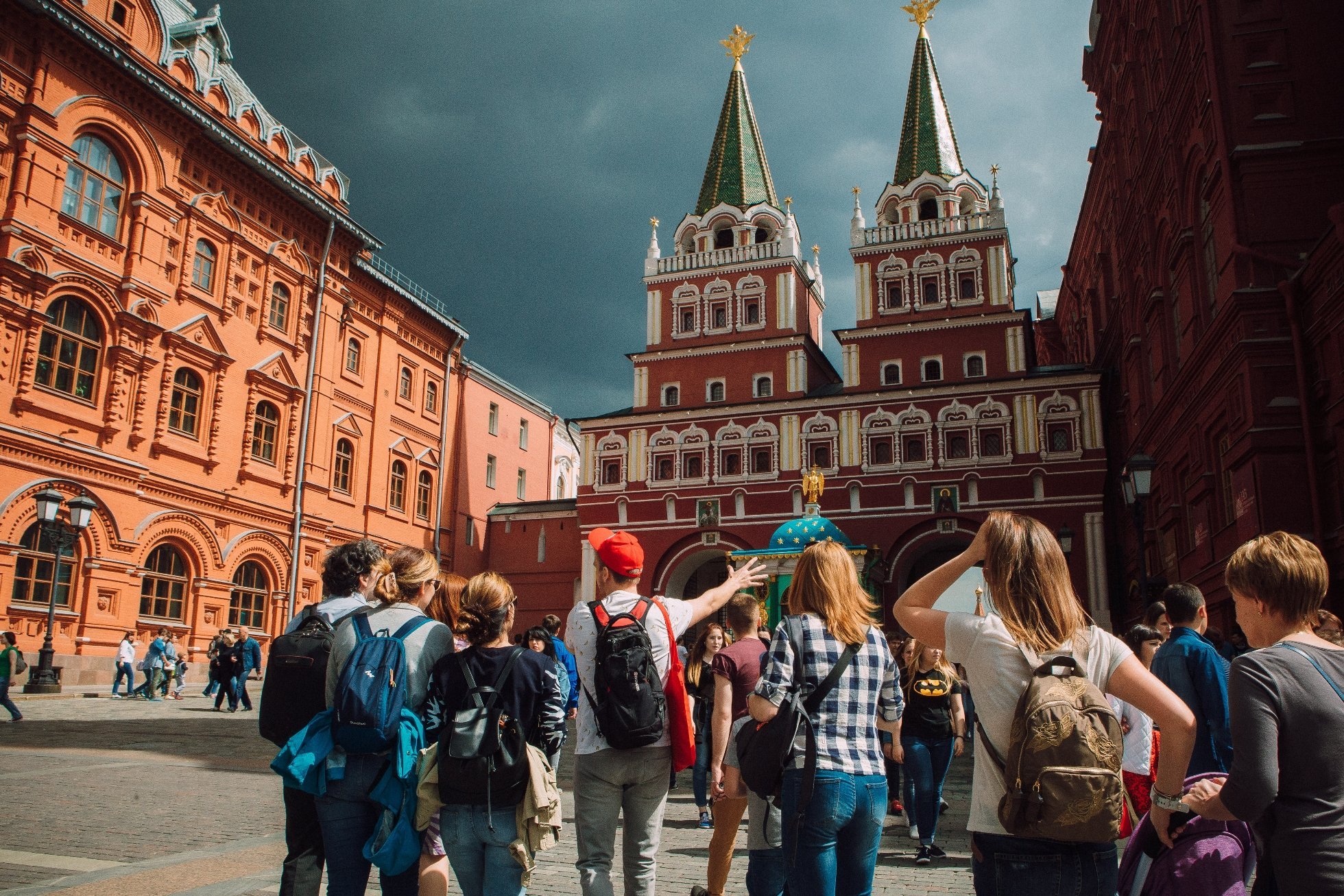 Москва туристов в год. Туристы в Москве. Туризм в Москве. Туристы на красной площади. Экскурсионный туризм.